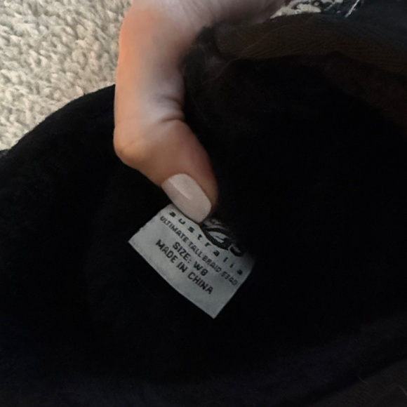 UGGS - Picture 10 of 10